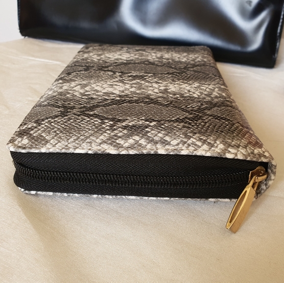 1 DAY SALE 🎉 | LARGE WALLET | Python Skin Clutch - Picture 7 of 16